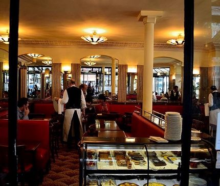 Café de Flore ett av Hemingways favoritcaféer på 1920-talet. Här har man inrett med röd skinnklädsel.
