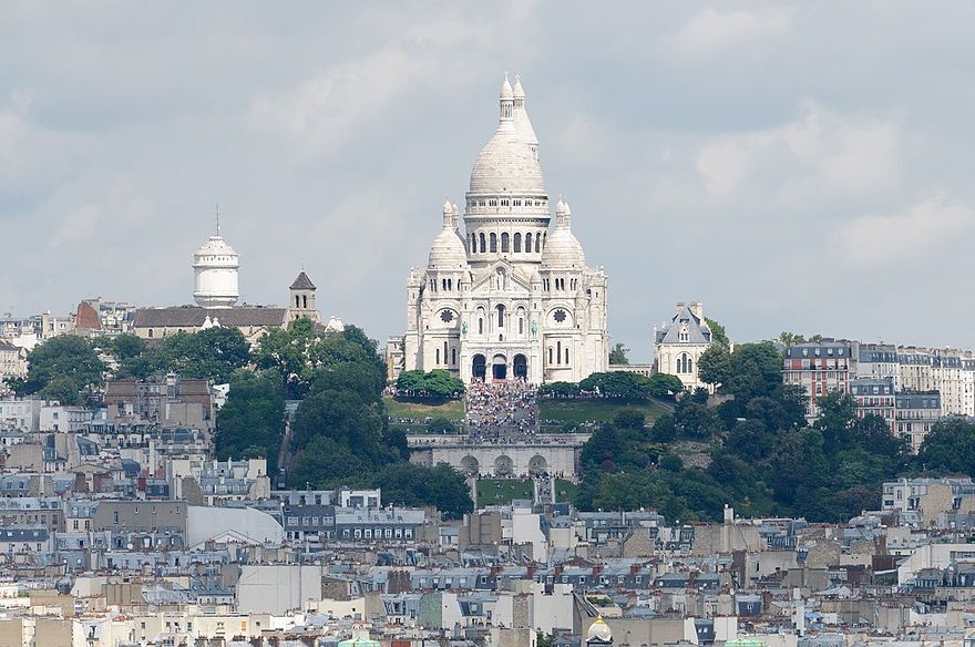 Montmartre, på höjden i utkanten av Paris, med den vita kyrkan Sacré-Coeur. Härifrån är utsikten över Paris fantastisk.