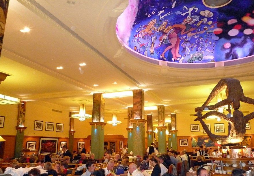 La Coupole var nu en finare restaurang, som har fått beröm i självaste Michelin. En fantastisk inredening i Art-Deko-stil.
