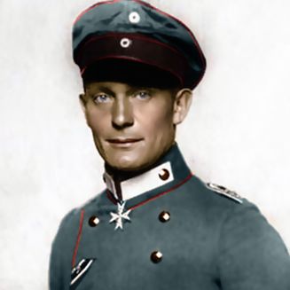 Hermann Göring och hans anhang roade sig fursligt i Palais Luxembourg. Riktigt så här bildskön var han väl inte. Reklam för någon tysk ansiktskräm?