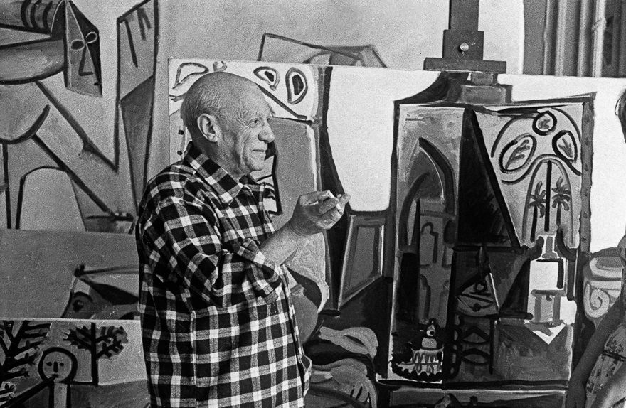 En mycket belåten Picasso fick oväntat besök av den unga filmstjärnan och senare sexsymbolen Brigitte Bardot i samband med filmfestivalen i Cannes.