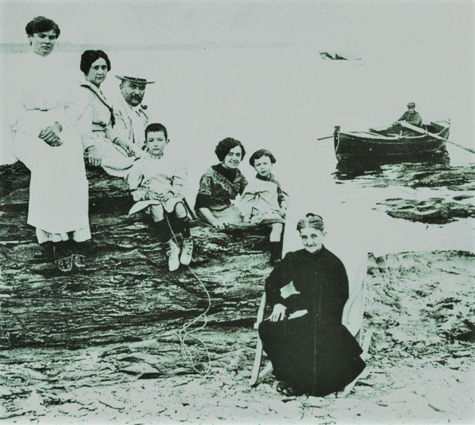 Familjen Dalí 1910. Salvador hade en barndom som präglade av kvinnlig omsorg. Från vänster ser vi moster Catalina (Tieta), modern Felipa, tyrannen Salvador själv, barnflickan Llúcia, lillasystern Ana Maria och mormor Ana Ferrer.
