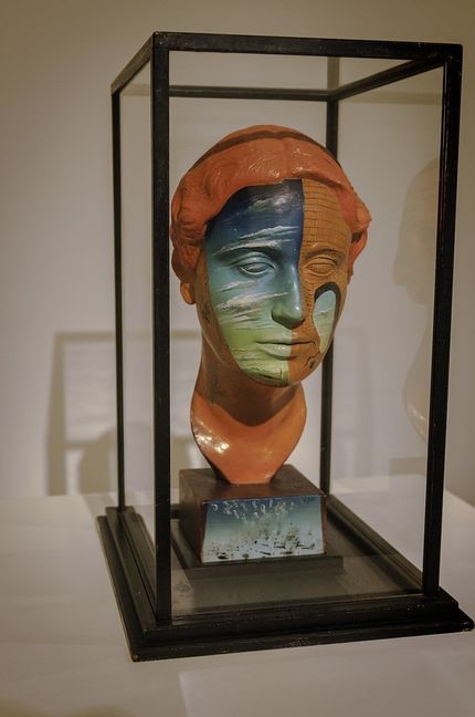 Portätt av Joella Levy (1933). Den här skapelsen är lär Dalí ha gjort på sitt hotellrum i New York. Ursprunget är en ofärgad byst av Man Ray.