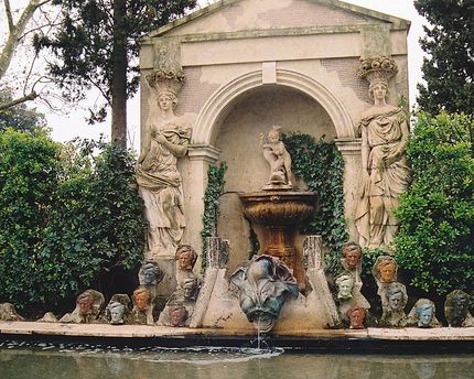 Castell de Púbol - brunnen med alla Wagner-huvuden.