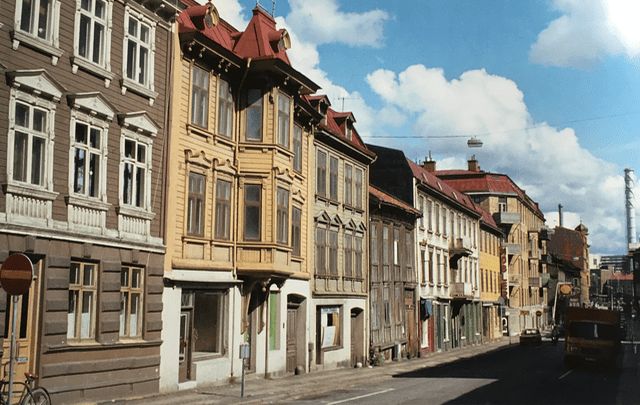 I den här huslängan hittar man vårt näste på andra våninge i det vita huset, på Landsvägsgatan 19.