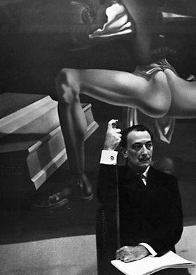 Dalí framför sin målning 