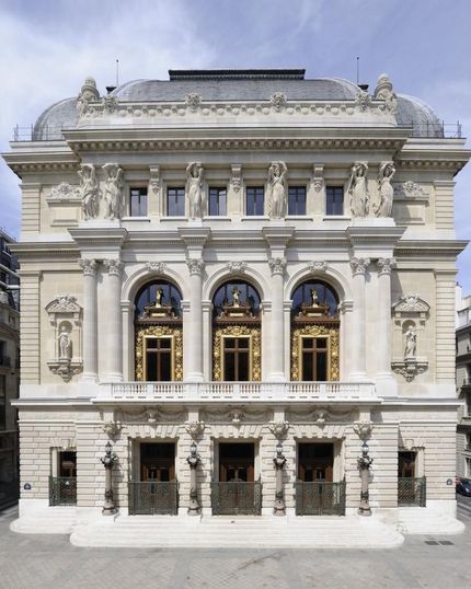 Matisse och Vassaux var också ofta på Opéra-Comique inte långt från L'Opéra Garnier. Dit kunde man gå gratis, för att från översta raden dela ut beställda applåder vid premiärerna.