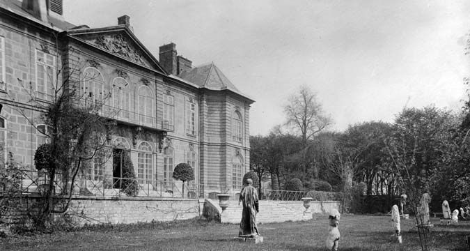 Den närliggande herrgårdsbyggnaden, som hyste skulptören Auguste Rodin. En del av eleverna på Académie Matisse hyrde rum i den här byggnaden, bland andra ryskorna Maria Ivanovna Vasilieva (senare Marie Vassilieff) och Olga Markusovna Meerson.