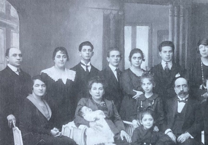 Familjen Grunewald 1918. Mamma Sofia sitter med ännu ett nyfött barn i famnen. Pappan Bärnhard med de yngre barnen till höger. Till höger längst bak står Sigrid och Isaac, med sonen Ivan framför sig. Intill dem står systern Bertha, som skulle bli ett stort stöd för dem.