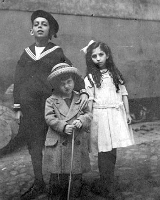 Iván med kusiner, ca 1914.