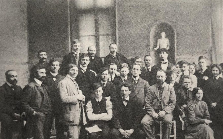 Académie Matisse 1910. Bakom den sittande Matisse står Isaac Grünewald. Den andra sittande kvinnan från höger är Sigrid Hjertén och bredvid henne sitter Einar Jolin. Det finns säker fler oidentifierade svenskar på bilden, både Tor Bjurström och Leander Engström borde finnas med.