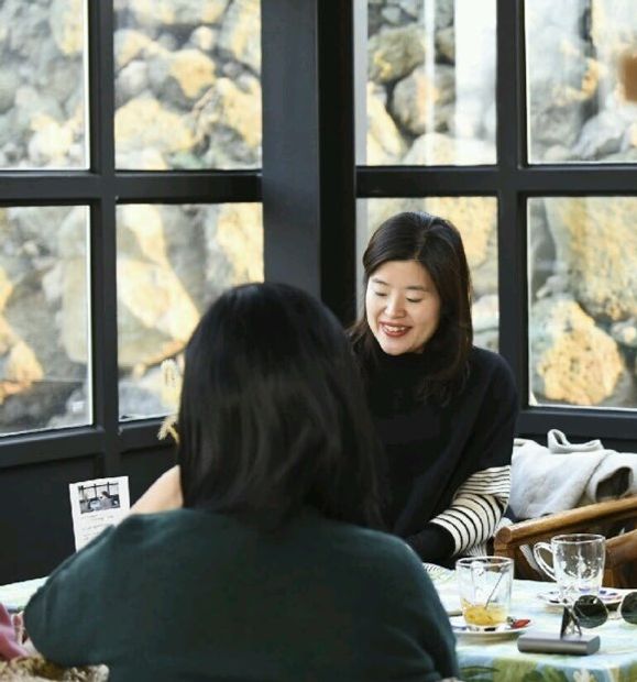 I bumped into some of my old colleagues in a strange city. I could listen to their stories more closely than before. It was a beautiful afternoon teatime in Feb. in waiting for the warm spring.