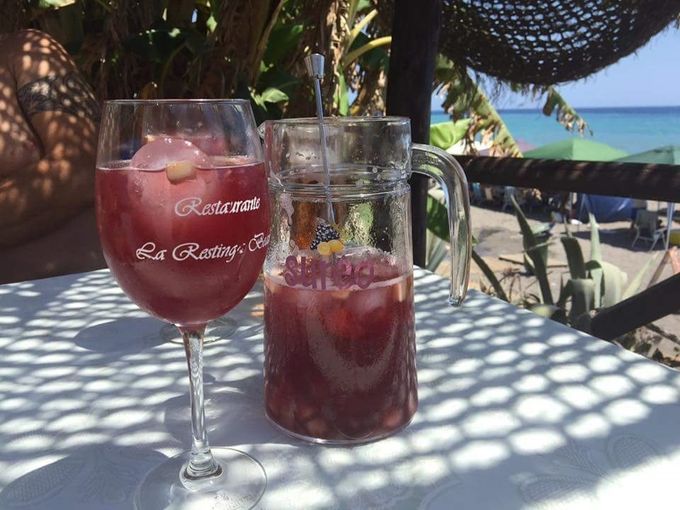 Sangria ved stranden er altid skønt