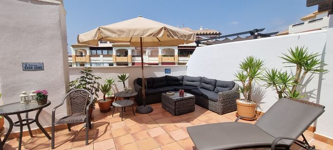 Terrassen er på mere end 70 m2 og har plads til både solbadning, grill, middag, kaffe/drinks i sol og skygge samt dart, kortspil m.m.
Se slideshow nedenfor