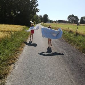 Børn på vej hjem fra strandbadning