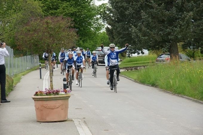 Rallye 2011 . le bouquet de  fleurs du vainqueur à droite va être lourd à rapporter à la maison. ! 