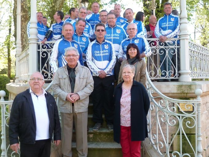 Au centre monsieur Yves LEJOUR Adjoint au sport et les Représentants de l’Association des Châtillon de France & d’Ailleurs, 