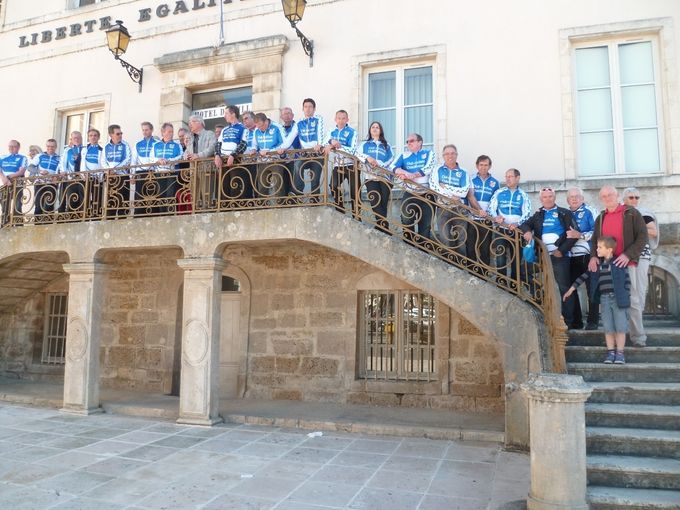 Avant le départ photo prise devant la mairie de Chatillon-sur- Seine.