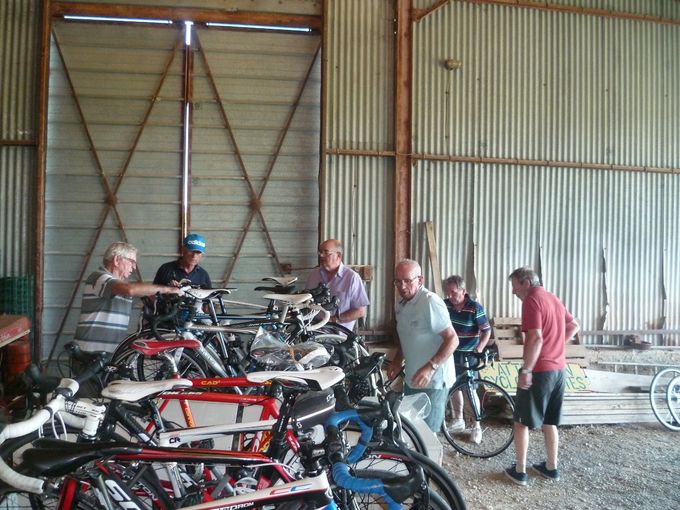 Chargement des vélos chez Michel.