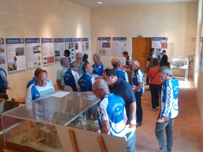 Salle d'exposition des maquettes et des panneaux d'information aux murs donnant des faits historiques de la ville. 