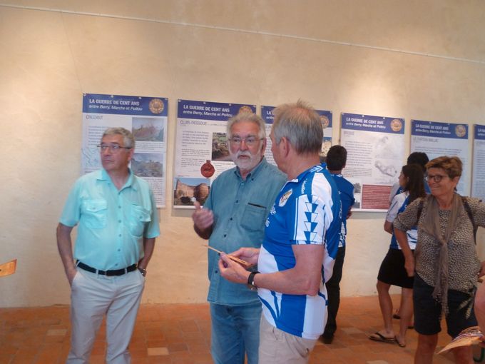 Monsieur Gilles Drouart donne des informations à Fabrice Brunet.