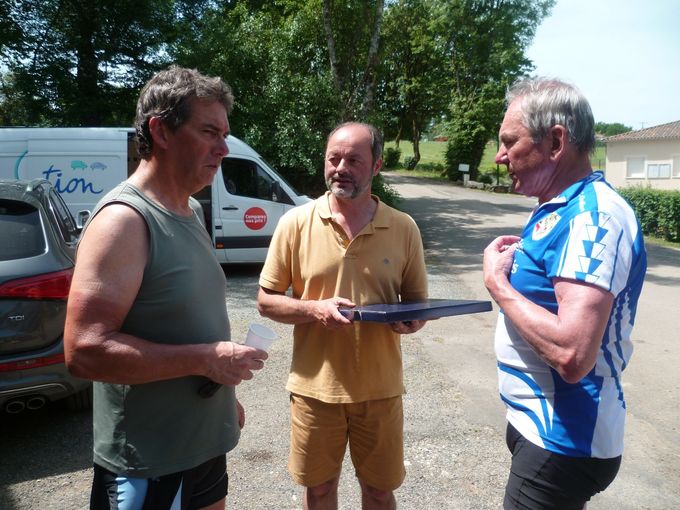 Monsieur Thierry  Allard  recevant l 'assiette de Chatillon-sur-loire.