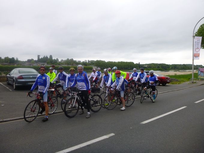 Le peloton au complet à Gien prêt au départ. 