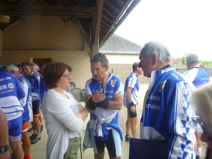 Madame Céline Dupré, maire de Chatillon le Roi avec Patrick Dessenon vice président du club et Fabrice Brunet a gauche président du club ( CCC)  