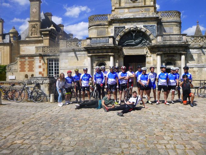 Photo prise devant le château d'Anet.
bien sympathiques ces jeunes . 
On remarquera Joël tout à gauche toujours bien placé :>) 