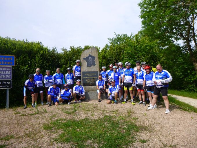 Photo prise en haut de la côte de la Trinité ( dit par les cyclos côte de Chateaufort)  devant le mémorial de Jacques Anquetil.
 C'est à cet endroit qu'une sculpture représentant le quintuple vainqueur de la Grande Boucle sur son vélo avait été érigée en 1989, après sa mort en novembre 1987. Cette statue, en bronze qui était magnifique, a été dérobée, est aujourd'hui remplacée par une stèle portant la plaque commémorative qui se trouvait en dessous. Le mémorial a été installé sur l'ancien parcours du Grand Prix des Nations que Jacques Anquetil a remporté à neuf reprises. 