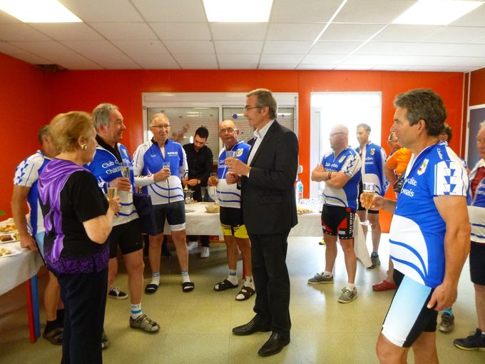 Fabrice brunet remercie monsieur Boulet pour son accueil. 