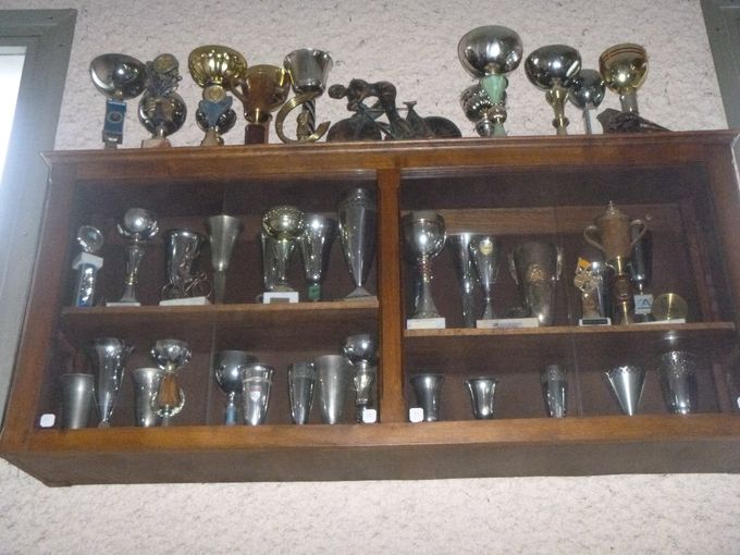 Coupes et trophées ( gagnées à la force du mollet) par le CCC exposées au CSC de Chatillon sur Loire.