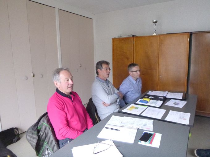 Les organisateurs répondent aux questions.