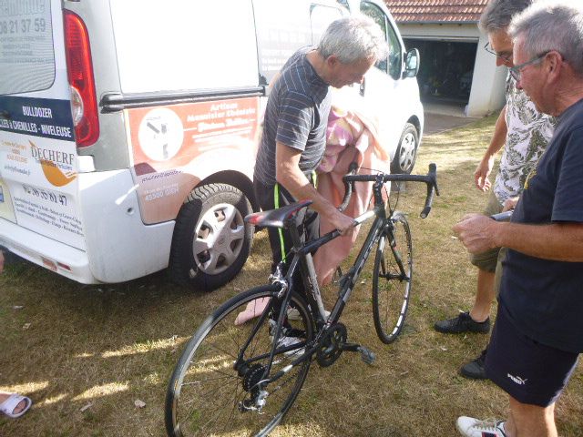 Pas la moindre poussière sur le vélo de Jean MI , Patrick et Joël n'en  reviennent pas :>) 