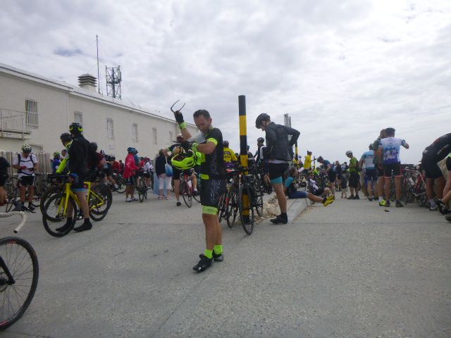 Un aperçu du monde sur la place en haut du Ventoux. Pas facile de se retrouver. 