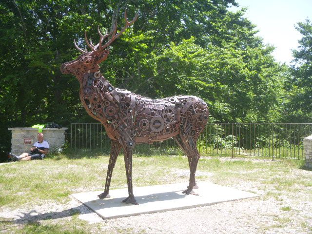 Très belle sculpture faite avec des pièces mécaniques de récupération située sur la route du Ventoux entre Sault  