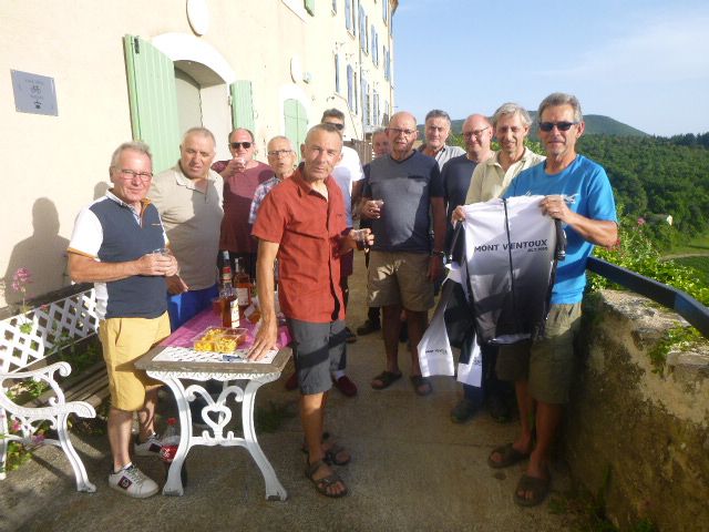 Remise d'un maillot à Patrick,  offert par les participants en remerciement de son dévouement pour l'organisation de cette belle randonnée. 