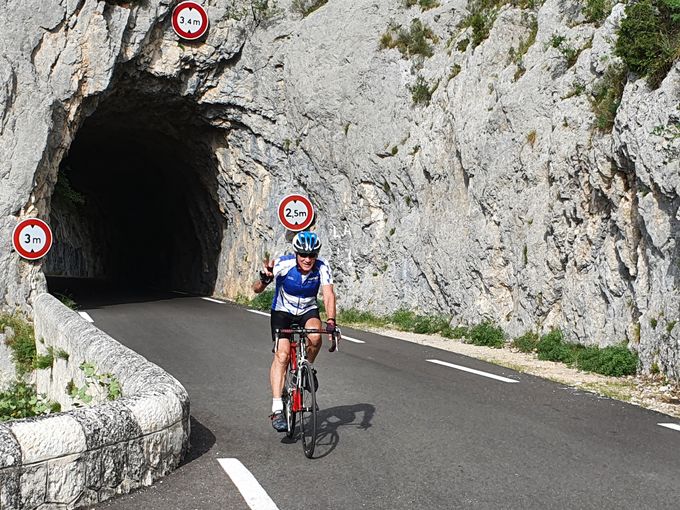 Votre serviteur dans les gorges de La Nesque.
Photo prise par Patrick Dessenon.