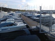 Flytpontoner av betong och trä/betongbryggor
