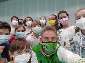 Grupo de Escolares de el Peñascal, con David en primer plano.