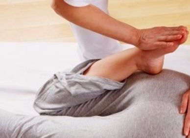 En pratique :
Une séance de shiatsu se pratique sur une personne habillée de vêtements légers, en position couchée sur un matelas posé au sol. Un traitement dure généralement une heure.