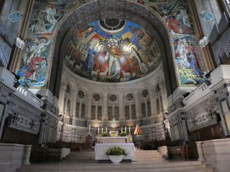 basiliek van Lisieux binnen