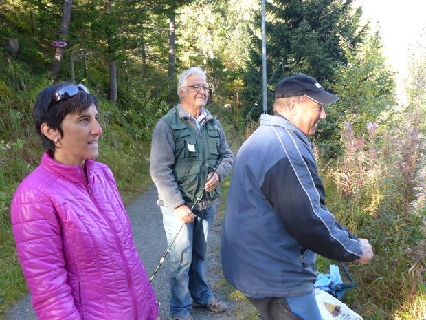 En rose Mme Monnet Elisabeth très bonne pêcheuse du lac de Champex et Mr. Bovier Stéphane à droite de la photo, sa réputation de bon pêcheur n'est plus à faire.