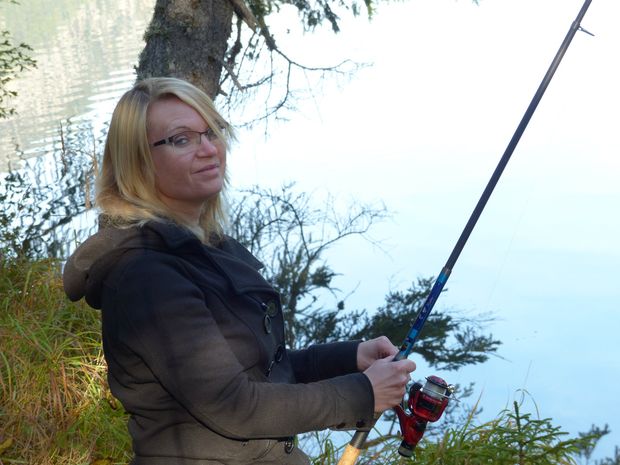 Mme Séverine Schmied charmante pêcheuse qui aime bien venir pêcher à Champex avec son ami.