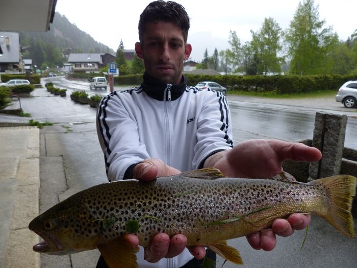 Le mercredi 8 juin 2016 le pêcheur heureux M. Penta Sacha et sa truite fario de 42cm et 830gr. Truite pêchée avec un petit poisson nageur Minow imitation truitelle sur un fil de 22% une très belle truite qui a passé l'hiver sous la glace du lac de Champex.
Bravo à ce pêcheur