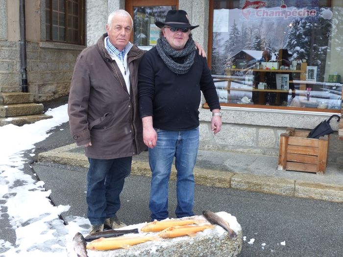 Deux pêcheurs Genevois, à gauche Mr. Arpin Pierre à droite Burnier Patrice.
Sur la pierre les 6 truites de Mr. Burnier Ouverture 1er mai 2016