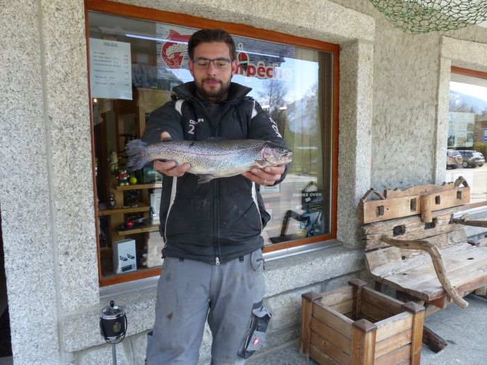 Mr. Cincotta Fabrice d' Orsières et sa jolie truite arc en ciel prise avec un Wobblers Minow imitation truite le 7 mai 2016
