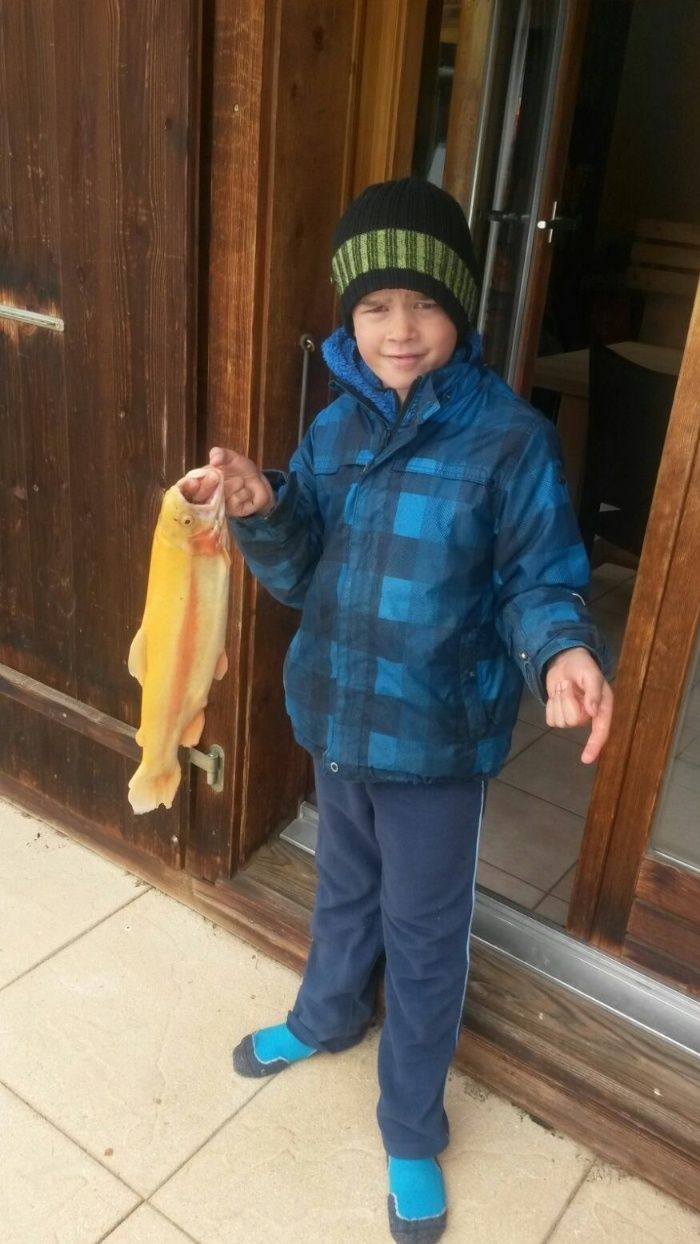 La belle truite de 1kgr200 pêché par le jeune Raphaël Copt. Bravo !
01.05.2016