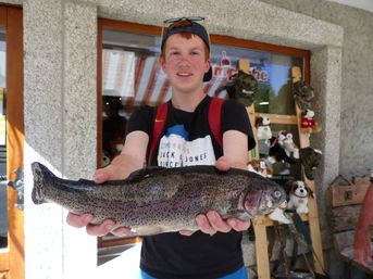 Camille et sa belle truite arc-en-ciel de 1,080 Kgr