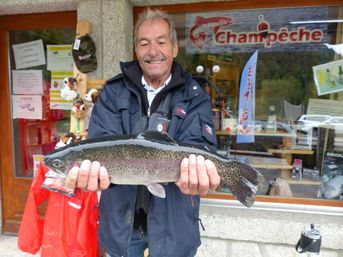 Notre pêcheur Willy et sa belle truite.